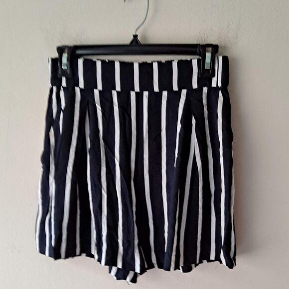 H&M BlacK White Striped Shorts Women Size 4 Pleated Elastic Waist Pull On Shorts - Picture 7 of 10
